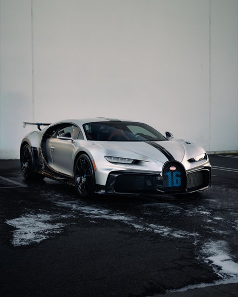 Bugatti Chiron Super Sport 300+ front, chrome silver livery
