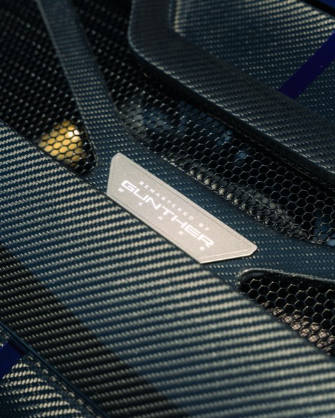 Gunther Werks badge and carbon fiber vent detail